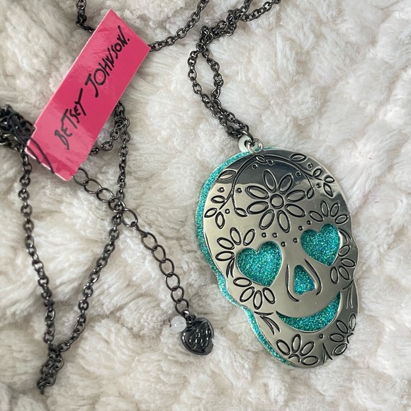 BETSEY JOHNSON Engraved Double Skull Pendant Long Necklace NWT - Picture 14 of 16